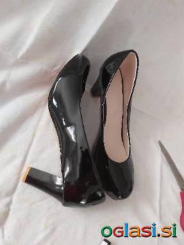 Elegantne črni lak salonarje z 7 cm peto
