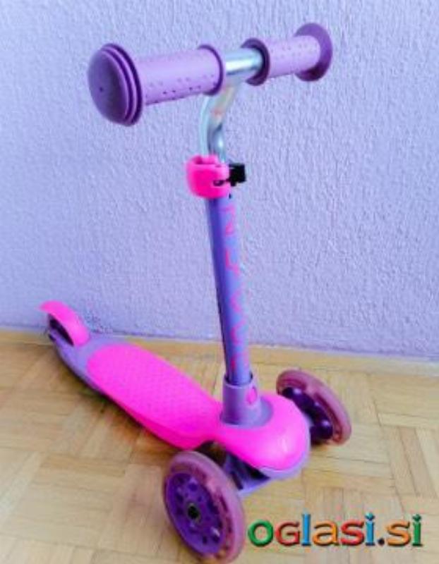 Otroško skiro z osvetljenimi kolesi