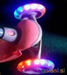 Otroško skiro z osvetljenimi kolesi