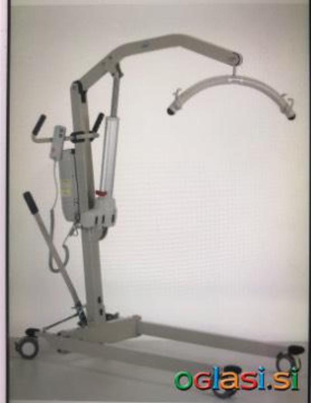 Elektricno osebno dvigalo z mrezo za premescanje