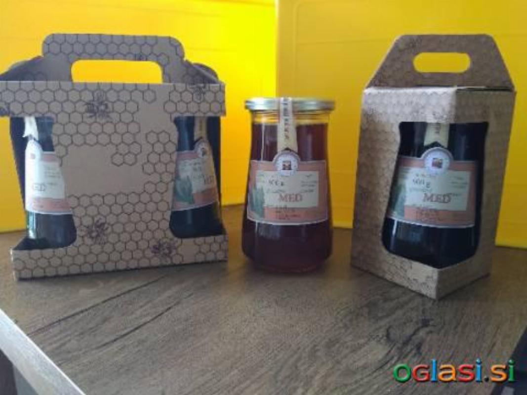 Prodam gozdni med pakiran v kozarce 900g in pakiran v kartonski embalaži.