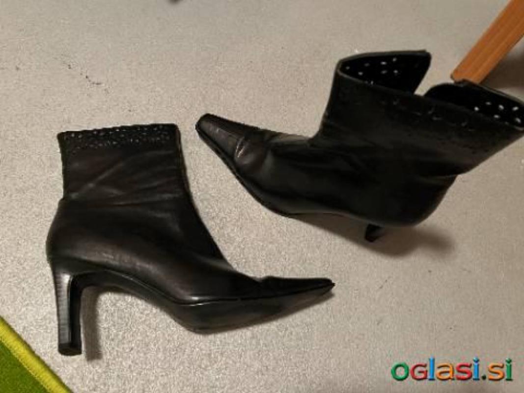 Prodam škornje črna barva, z visoko peto, št.37