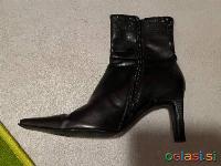 Prodam škornje črna barva, z visoko peto, št.37