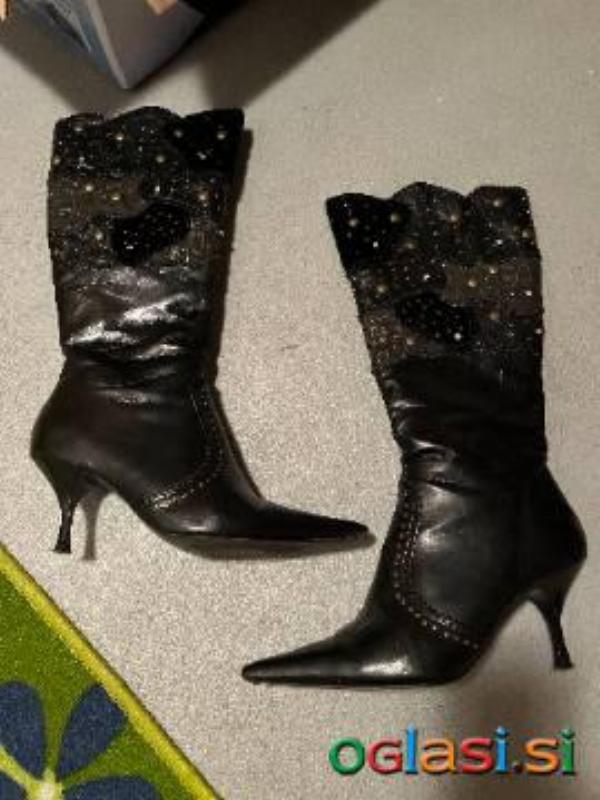KrProdam visoke škornje s špičasto peto, črne, cena 30 € za par