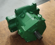Hidravlična batna črpalka John Deere RE16582