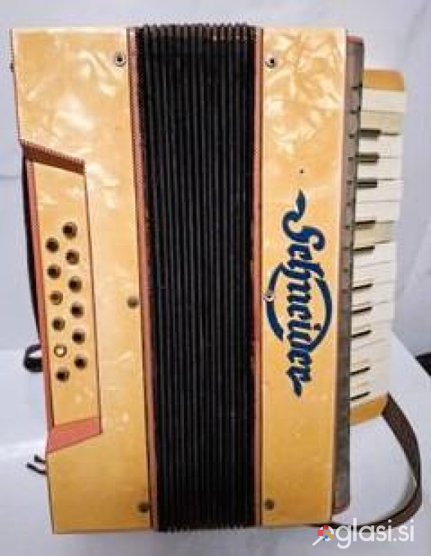 Starinska harmonika iz leta 1930
