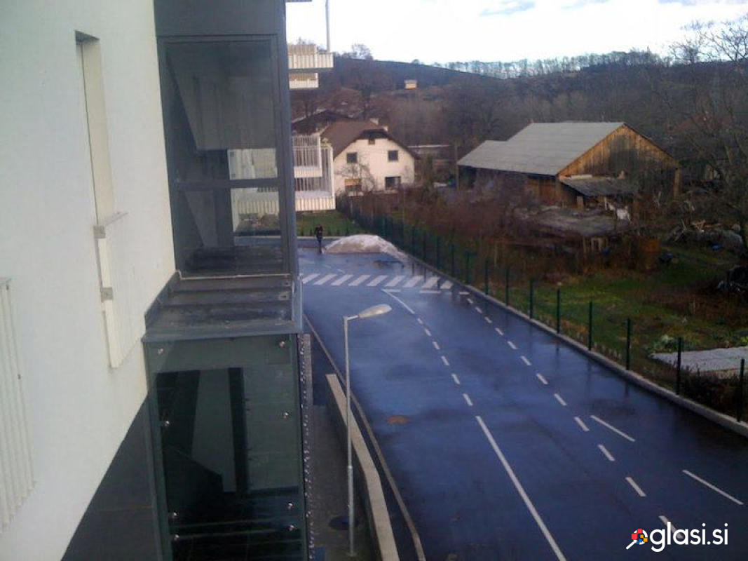 ODDAM  PARKIRNO MESTO V GARAŽNI HIŠI