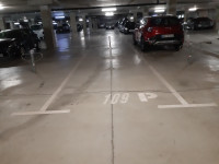 ODDAM  PARKIRNO MESTO V GARAŽNI HIŠI