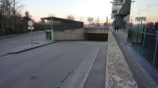 ODDAM  PARKIRNO MESTO V GARAŽNI HIŠI