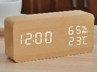 4v1 lesena moderna elektronska budilka rjava