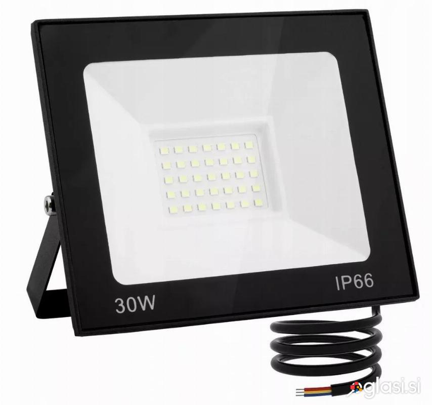 LED 30W reflektor črn flat 6500K IP66
