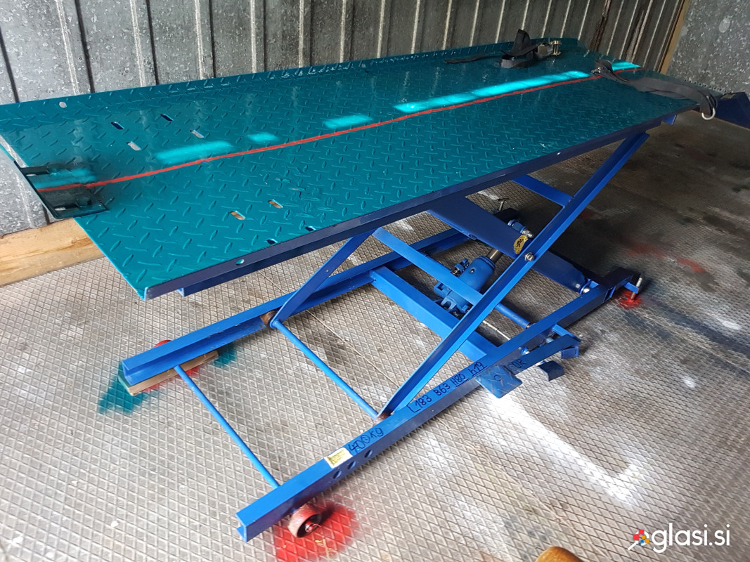 Dvigalo za motorno kolo