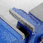 Večnamenski vrtljiv namizni ključavničarski primež in nakovalo 125mm moder