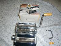 GOSPODINJSKI ROČNI STROJČEK ZA TESTO