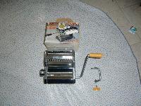 GOSPODINJSKI ROČNI STROJČEK ZA TESTO