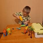 Konstrukcijski set dinozavri z baterijskim vijačnikom 85kos