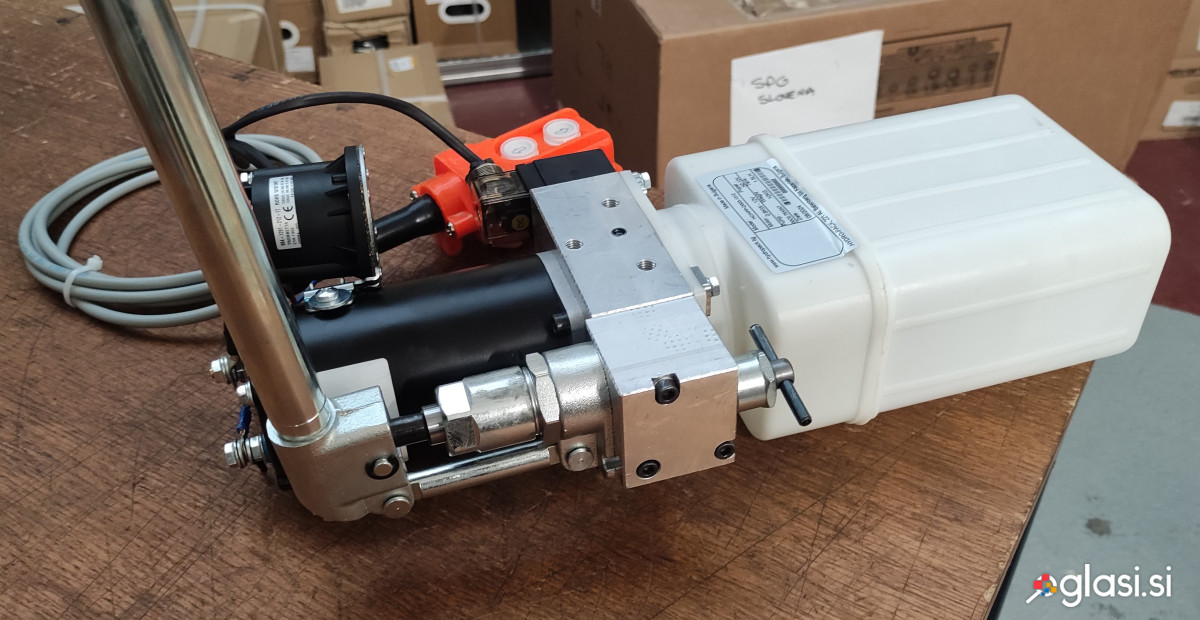 Mini hidravlični agregat za dvižno napravo 0,8kW - 12V/24V