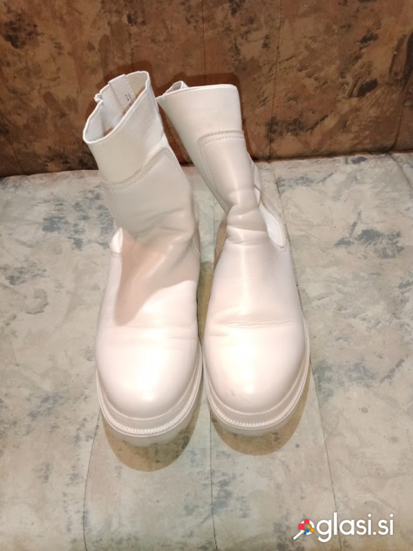 Gležnarji Reserved krem bele barve št.41