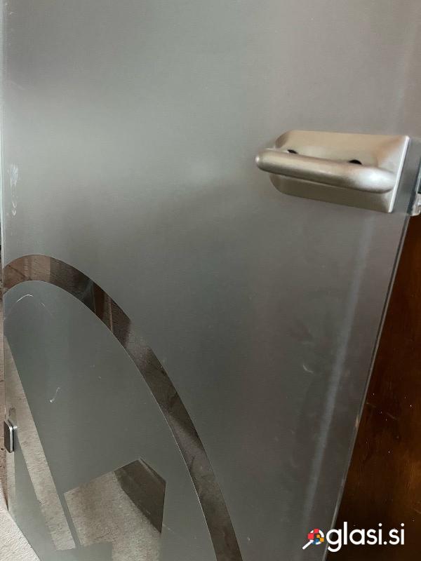 Vrata steklena z inox kljuko