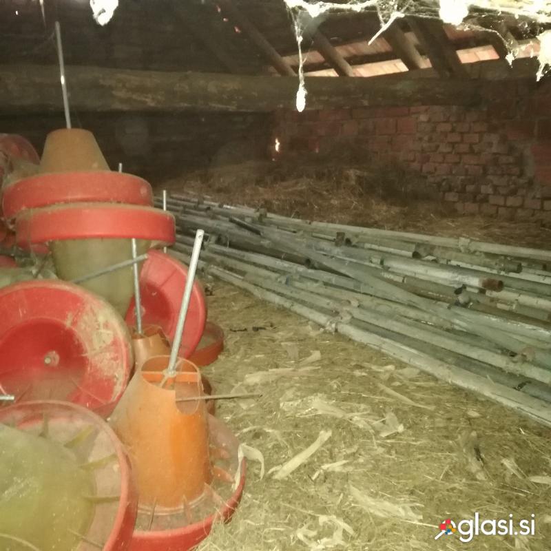 Krmilna naprava za piščančjerejo ali podobno