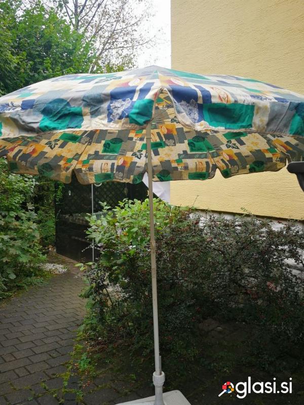 Prodamo vrtni senčnik, s podstavkom in nosilnim drogom v kompletu