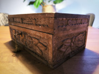 Ročno izrezljana lesena skrinjica 25x15x 10 cm z delujočo ključavnico