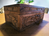 Ročno izrezljana lesena skrinjica 25x15x 10 cm z delujočo ključavnico