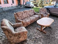 Stilski kavč z foteljema in klubsko mizico