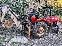 Traktor MF 135 s kopalno roko