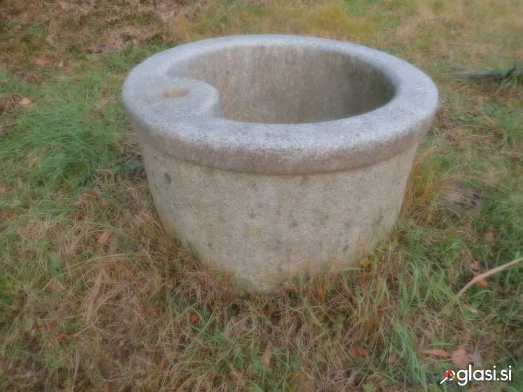 Večje korito, umivalnik, kamen