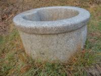 Večje korito, umivalnik, kamen