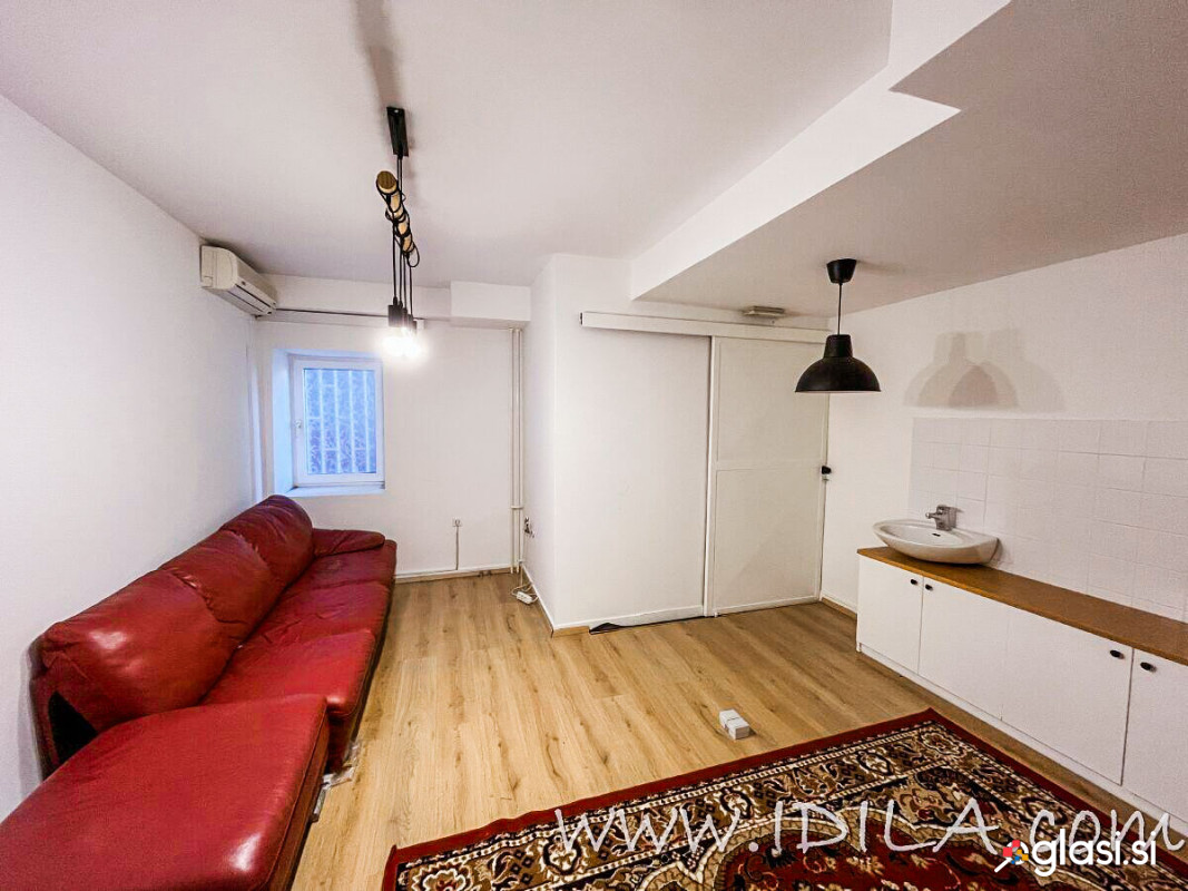 Večnamenski poslovni prostor v centru mesta (bila ordinacija), možen n