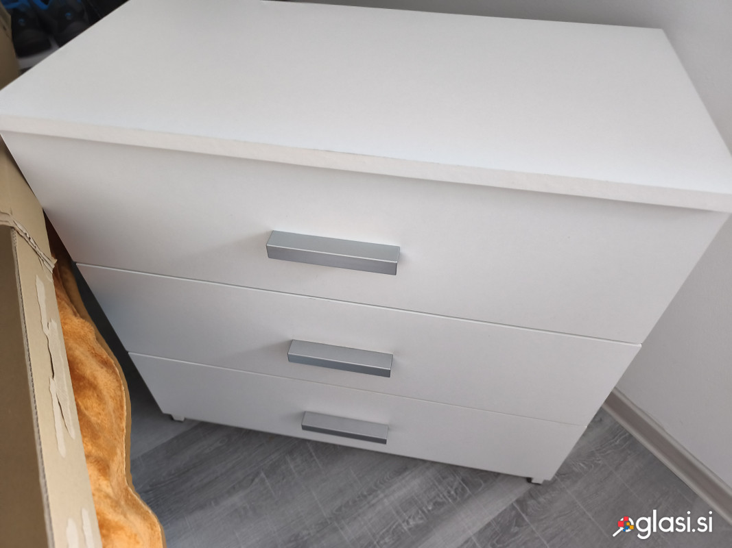 Porodam dobro ohranjeno pisalno mizo, komodo, omaro