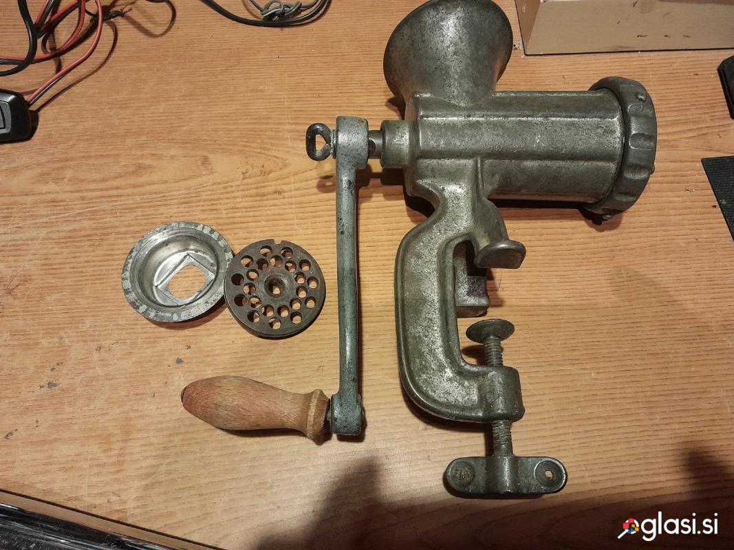 Strojček za mletje mesa, ročni