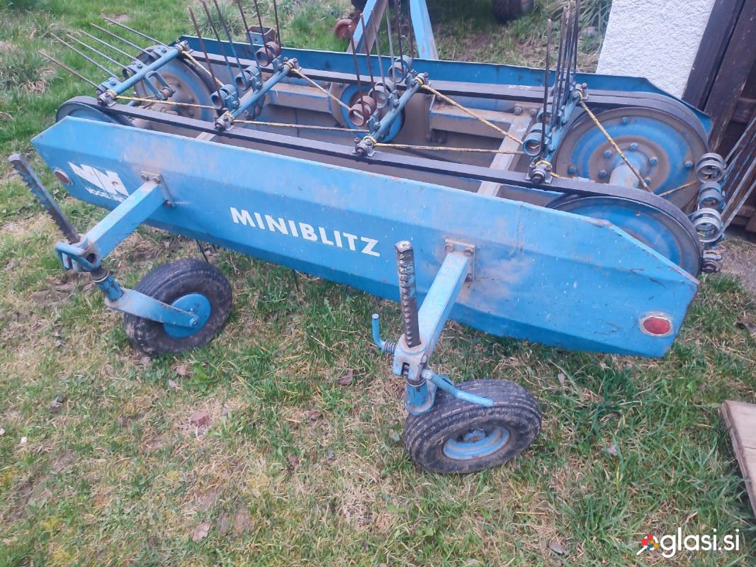 Traktorski tračni obračalnik