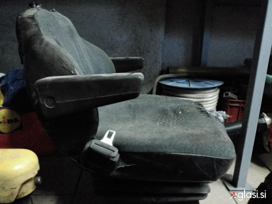 Mehanski sedez traktor