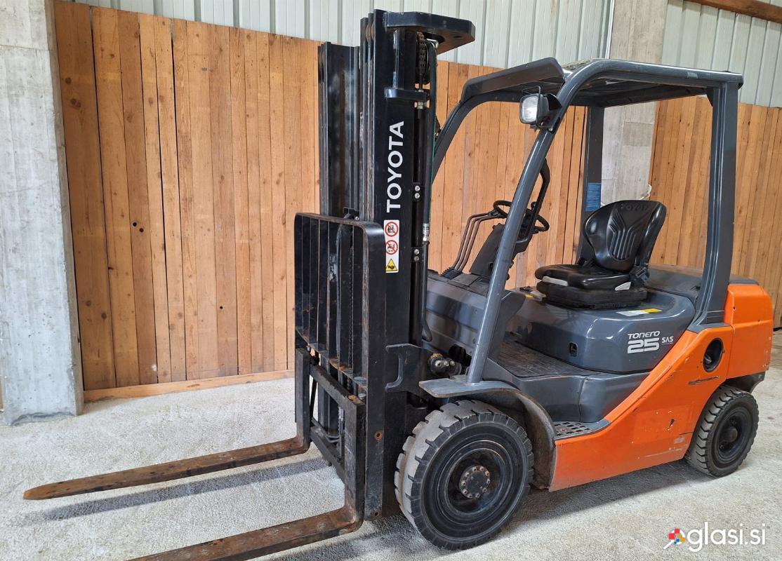 Viličar TOYOTA 02-8FDF25 samo 1529 h