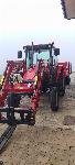 Traktor z nakladačem plus vilice