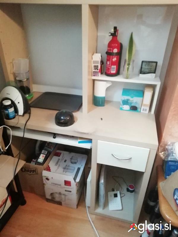Otroška pisalna miza z magnetno tablo in policami