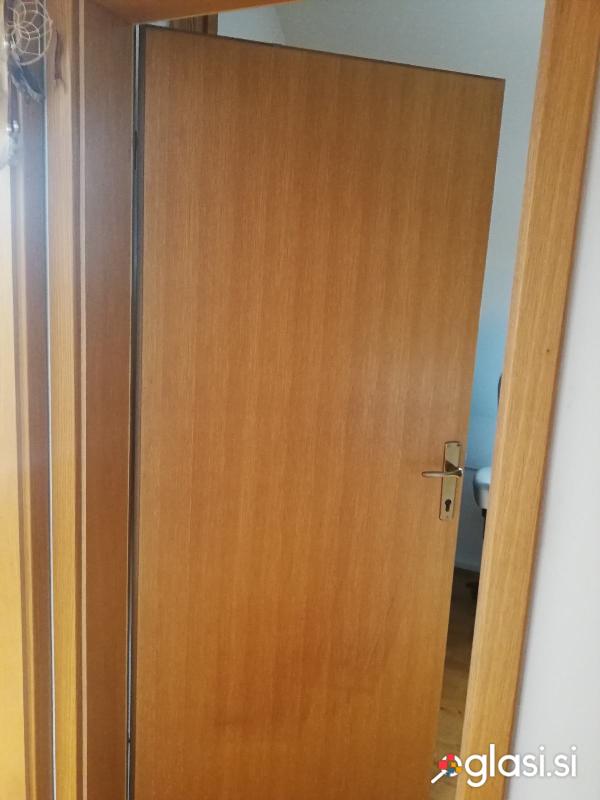 Prodam vrata furnir 85 cm širine, lepo ohranjena s kljuko. Cena 50,00