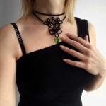 Črna choker verižica iz čipke s kapljičasto perlico