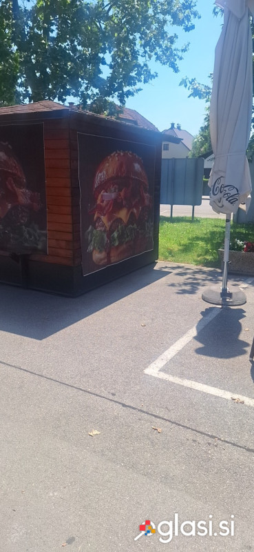 PRODAM 2 VELIKA GOSTINSKA SENČNIKA S STOJALOMA  PREMER 3,5 m