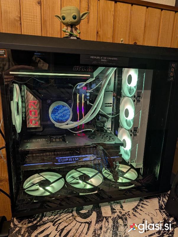 Gaming namizni računalnik in monitor
