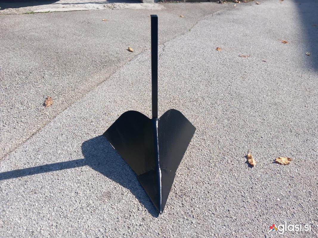 Plug za osipavanje in jarkanje