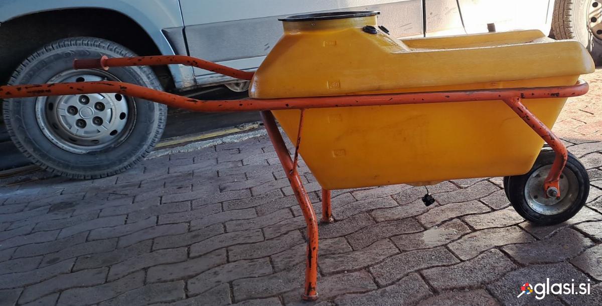 Samokolnico za prevoz vode ali kakšne druge tekočine
