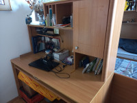 Pisalna miza z izvlečno desko