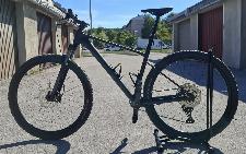 SCOTT SCALE 940 (2026) VELIKOST L – PRAKTIČNO NOVO (150 KM, GARANCIJA)