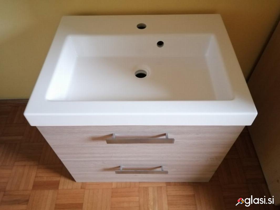 Novi kopalniški element z ogledalom in lučko