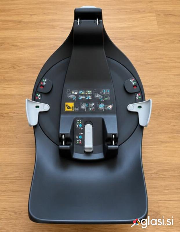 Maxi Cosi Pebble 360 lupinica in baza FamilyFix 360