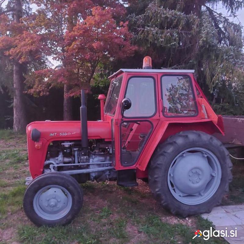 Traktor IMT 533 Deluxe s prikolico